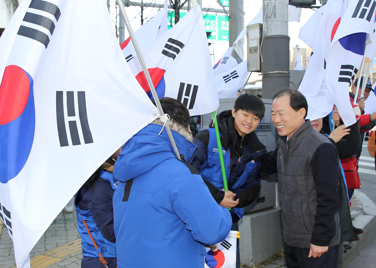 태극기 달기 홍보 캠페인 (2.26. 신평네거리) 2