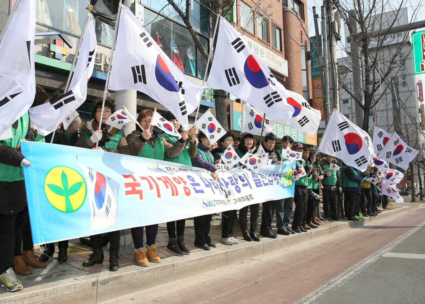 태극기 달기 홍보 캠페인 (2.26. 신평네거리) 5