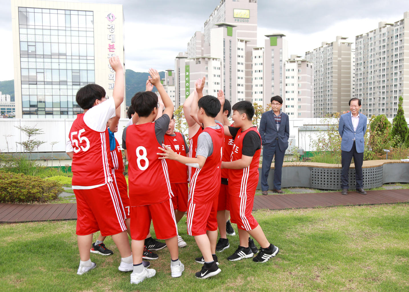 두류초등학교 농구부(교육감배 우승) 방문 (7.11 구청장실) 5