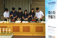 학생들이 전공(요리)를 시연하는 사진